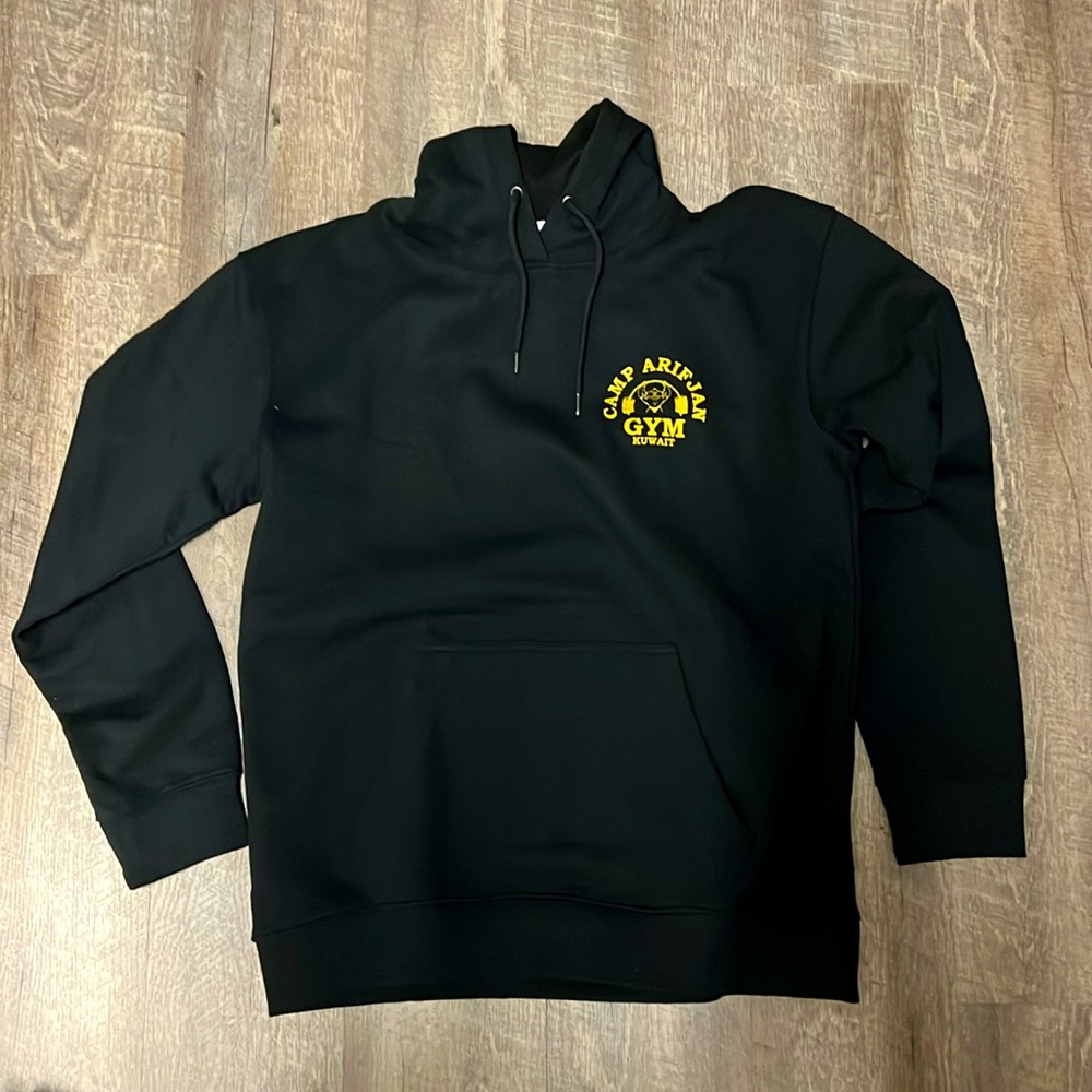 Hooded sweatshirt, with pockets in the front.